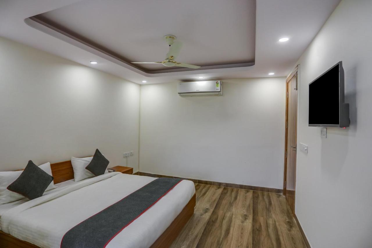 Collection O The Doors Near Appu Ghar Hotell Gurgaon Exteriör bild