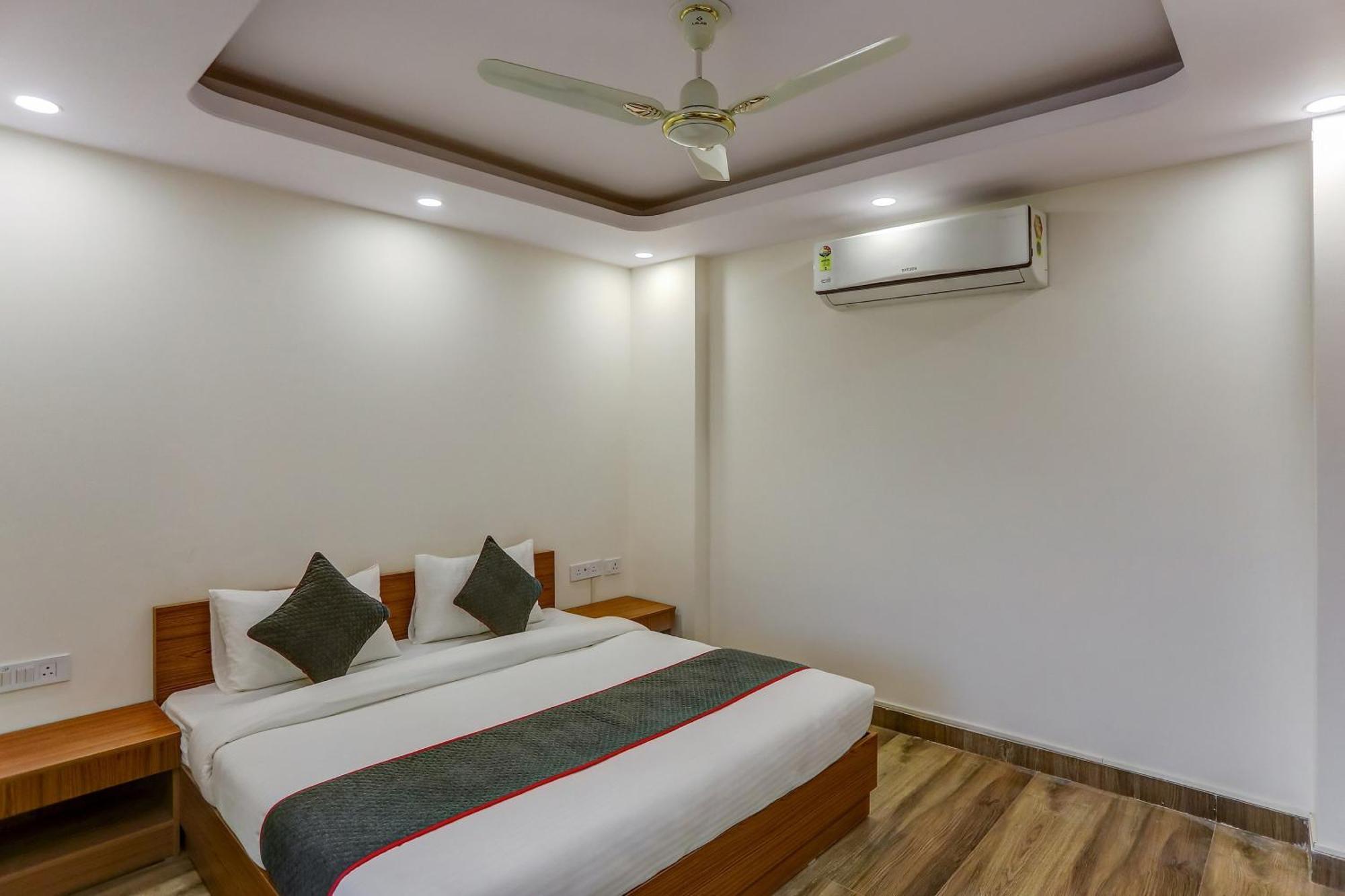 Collection O The Doors Near Appu Ghar Hotell Gurgaon Exteriör bild