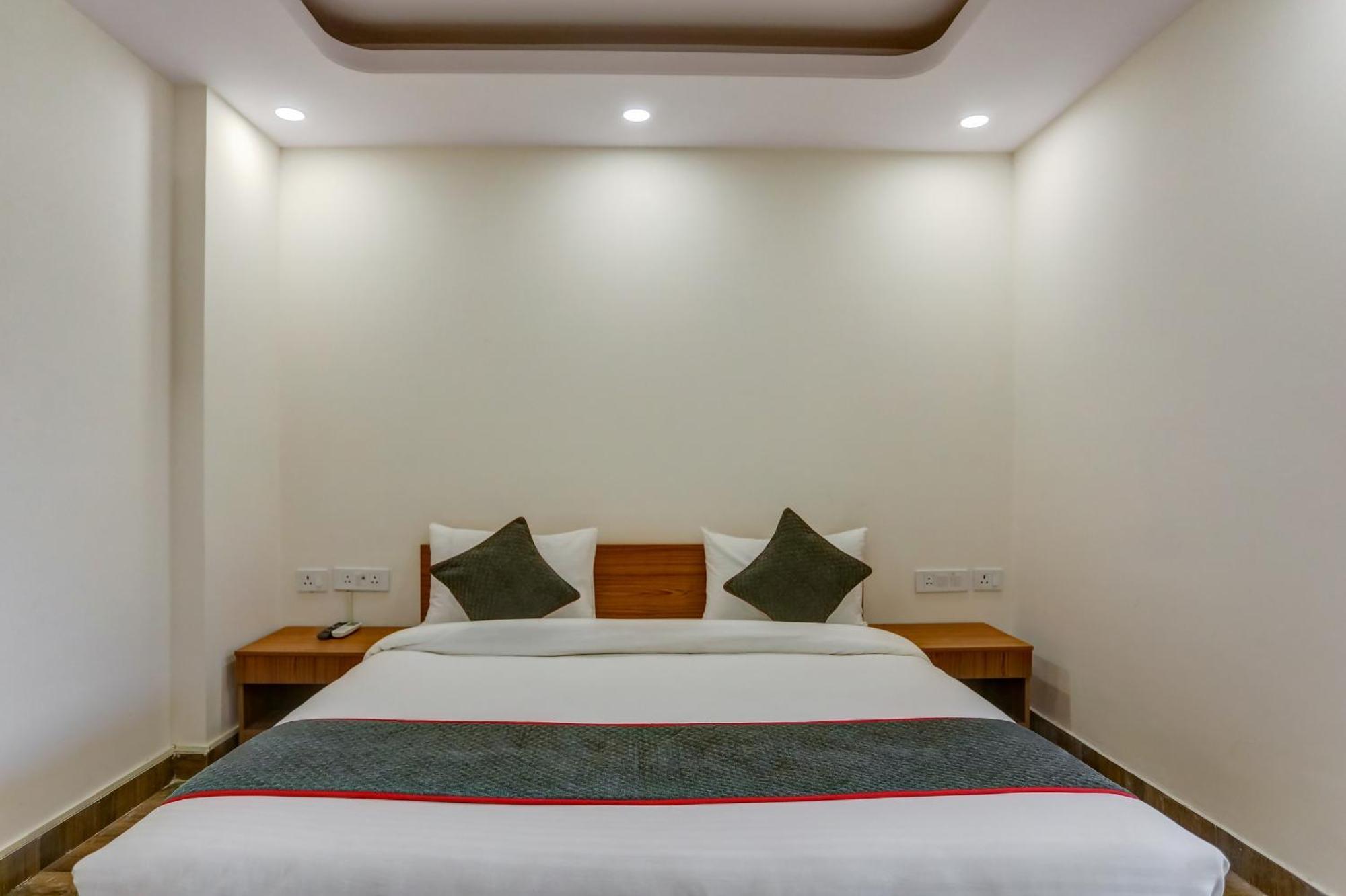 Collection O The Doors Near Appu Ghar Hotell Gurgaon Exteriör bild