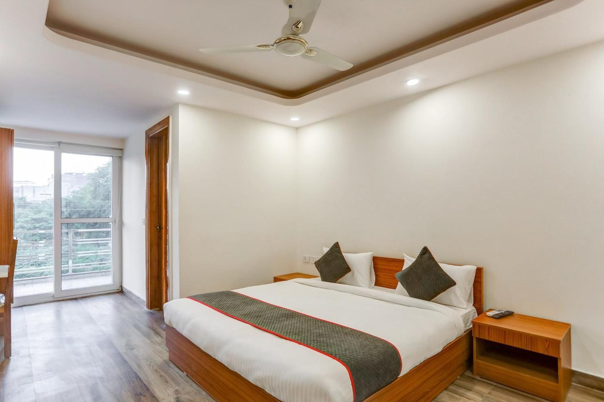 Collection O The Doors Near Appu Ghar Hotell Gurgaon Exteriör bild
