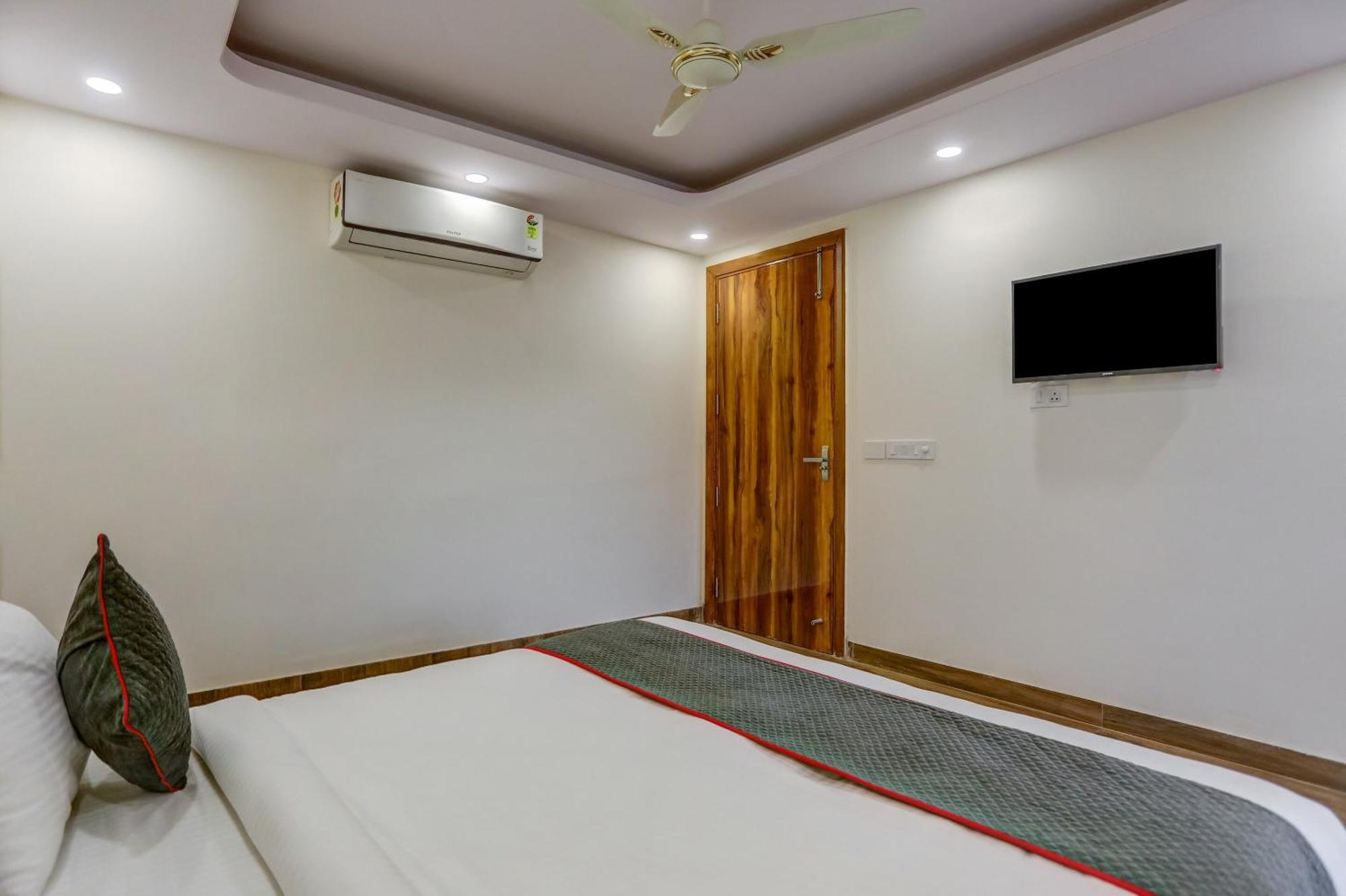 Collection O The Doors Near Appu Ghar Hotell Gurgaon Exteriör bild