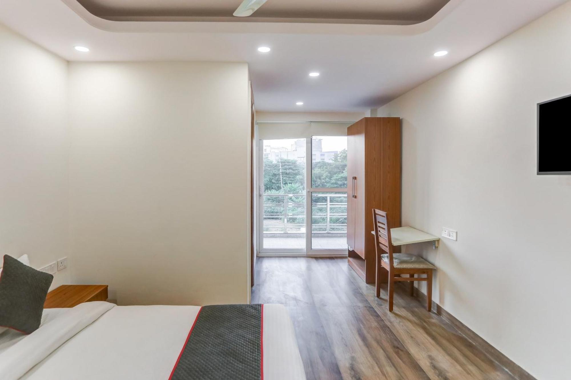 Collection O The Doors Near Appu Ghar Hotell Gurgaon Exteriör bild