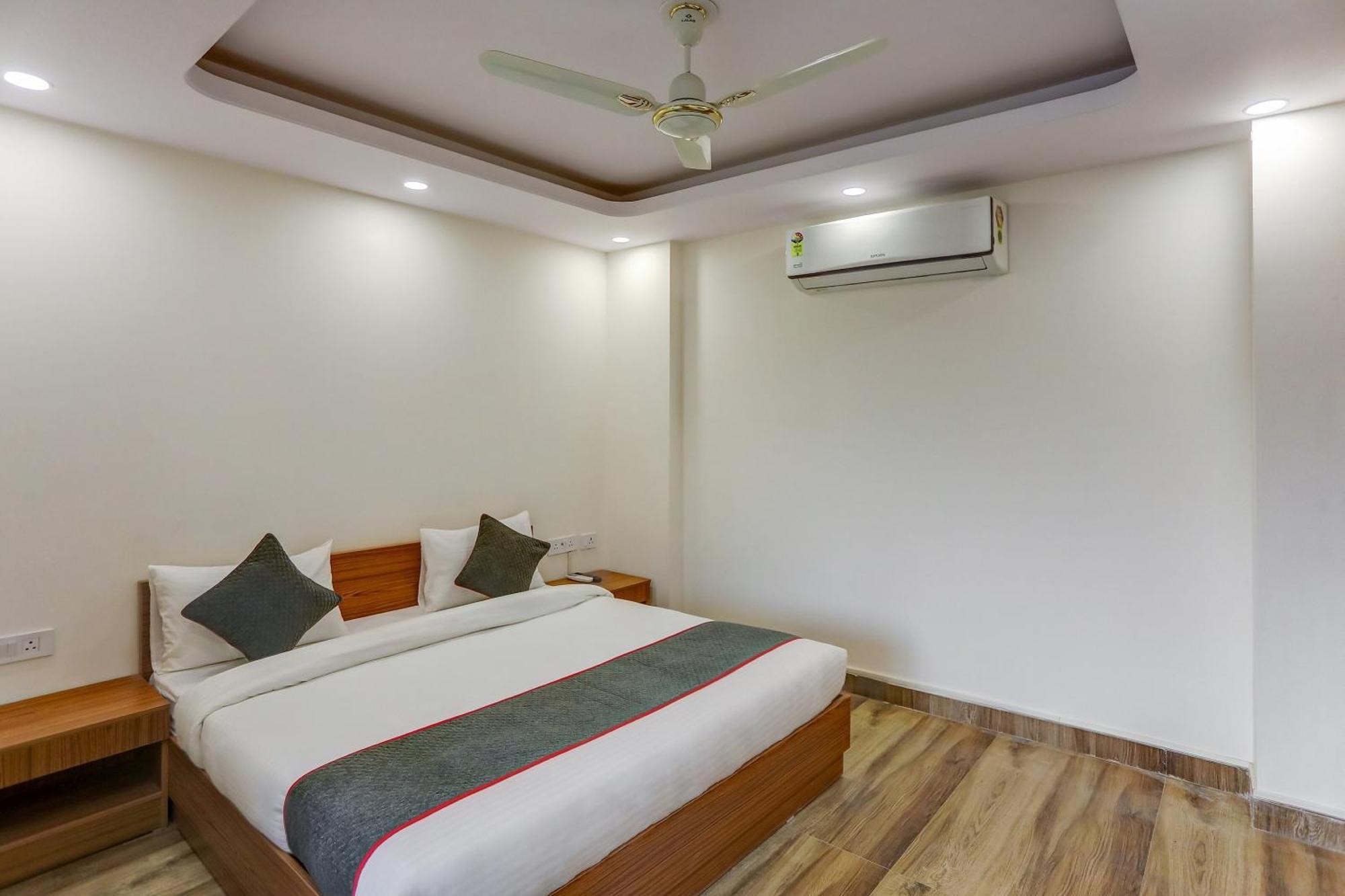 Collection O The Doors Near Appu Ghar Hotell Gurgaon Exteriör bild