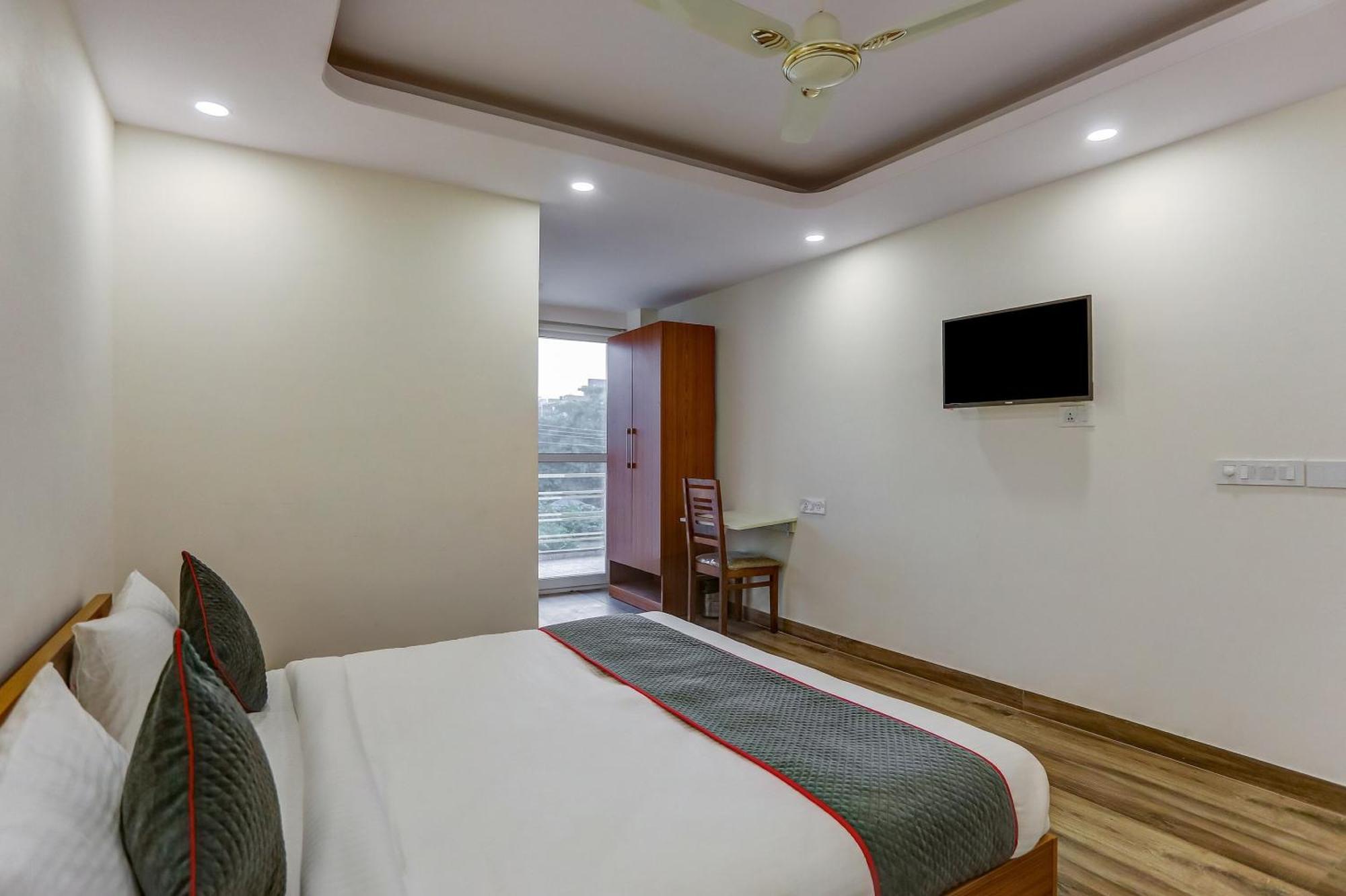 Collection O The Doors Near Appu Ghar Hotell Gurgaon Exteriör bild