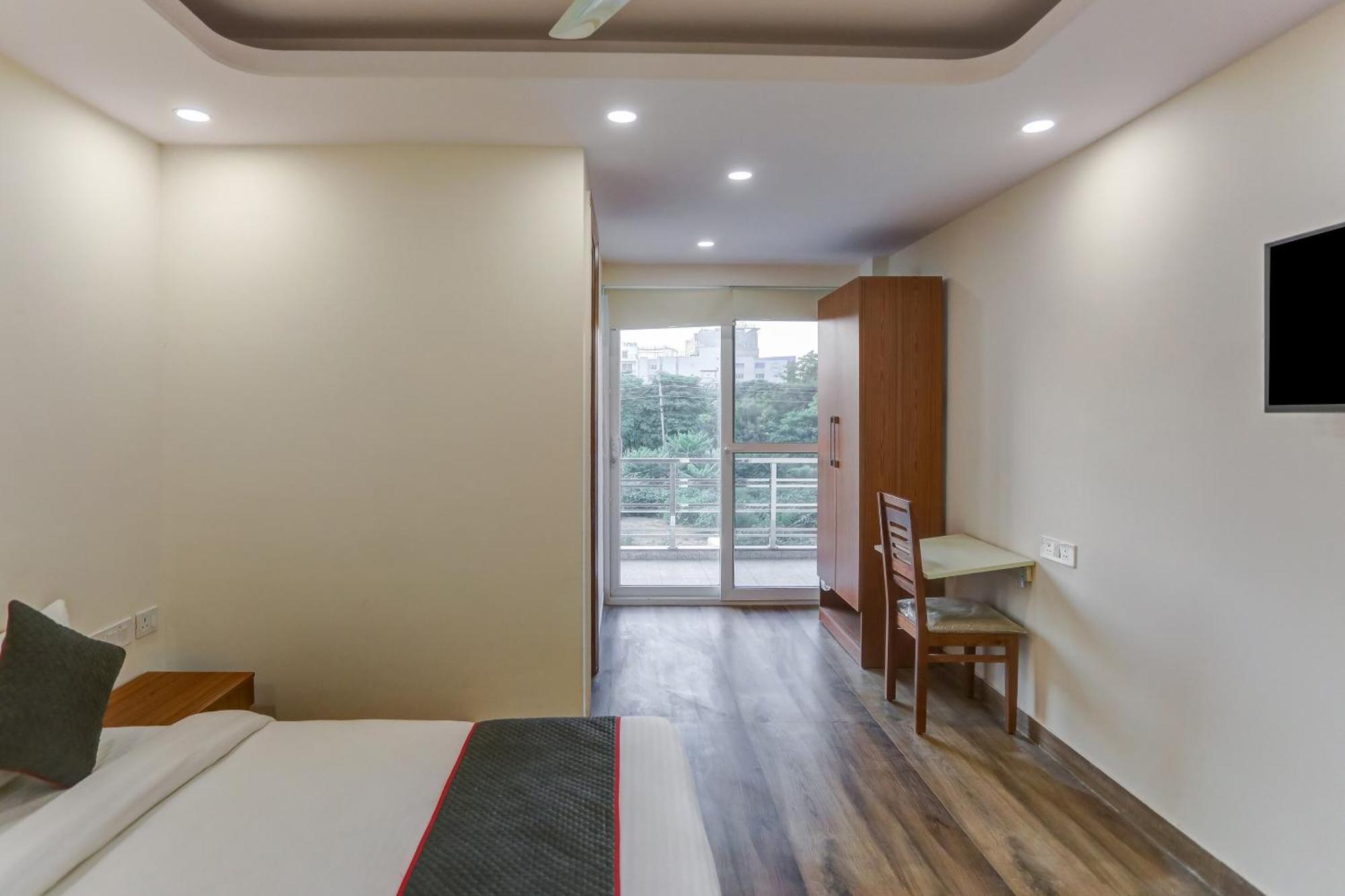 Collection O The Doors Near Appu Ghar Hotell Gurgaon Exteriör bild