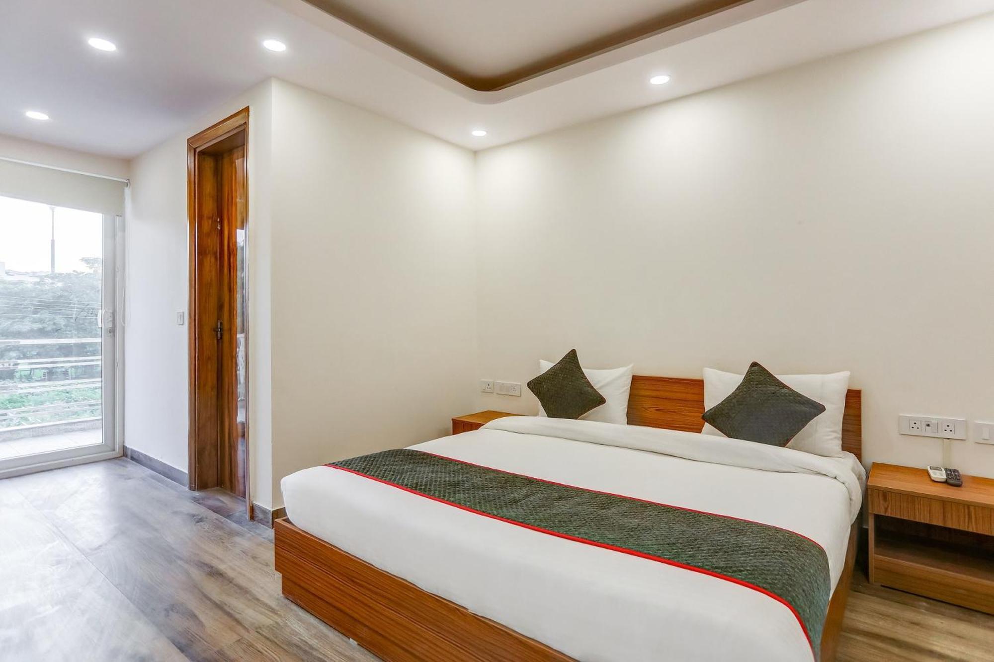 Collection O The Doors Near Appu Ghar Hotell Gurgaon Exteriör bild