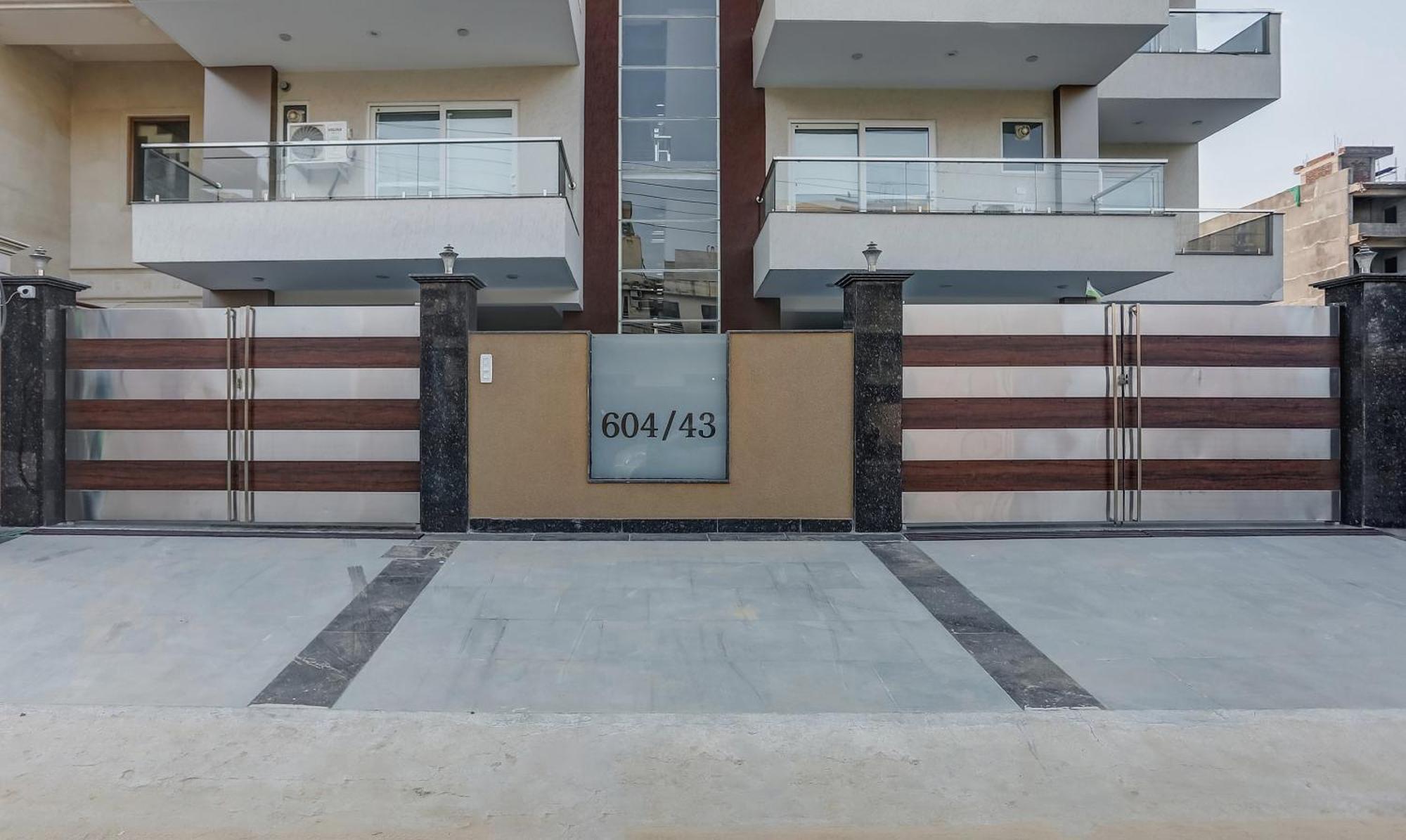 Collection O The Doors Near Appu Ghar Hotell Gurgaon Exteriör bild